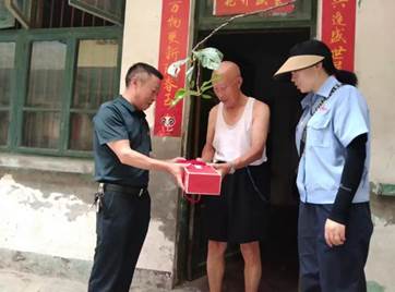 说明: 李永才 田坝子副书记入户